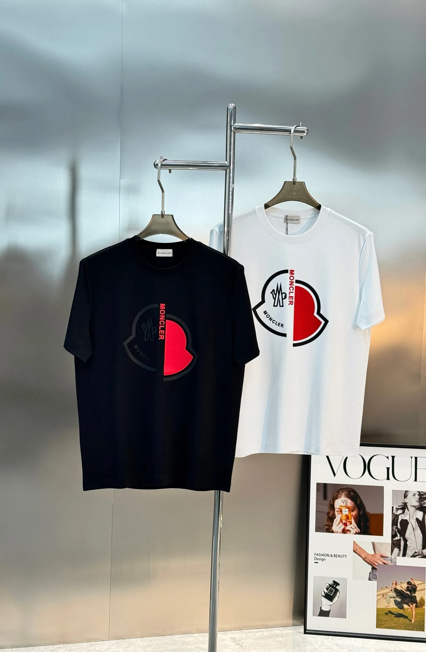 ⚜️MONCLER 26s New Arrival . LOGO ！Classic . . 200g . . Breathable， ！！！ ！ ：White.Black.Sizes：M-4XL ❗️（175/140 L）